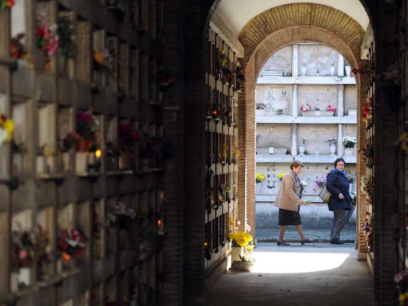 Nei cimiteri è ancora emergenza. Ama annuncia: "Entro il 2023 i nuovi forni crematori"
