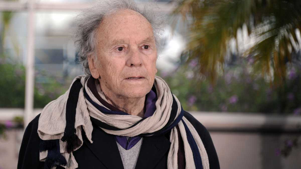 Immagine di Trintignant, l’attore circondato da donne che sapeva essere intimo con lo spettatore