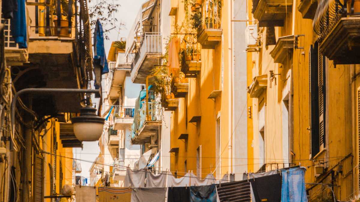 Immagine di A Napoli l’ammuina per i panni stesi al sole, diventati bandiere identitarie