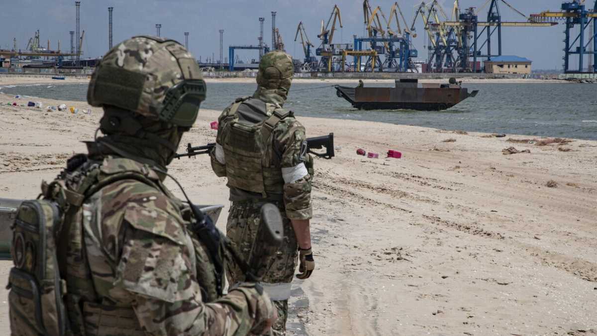 Immagine di Il grano in attesa, le navi colpite, le mine e il ponte da abbattere. La guerra si decide tra le acque