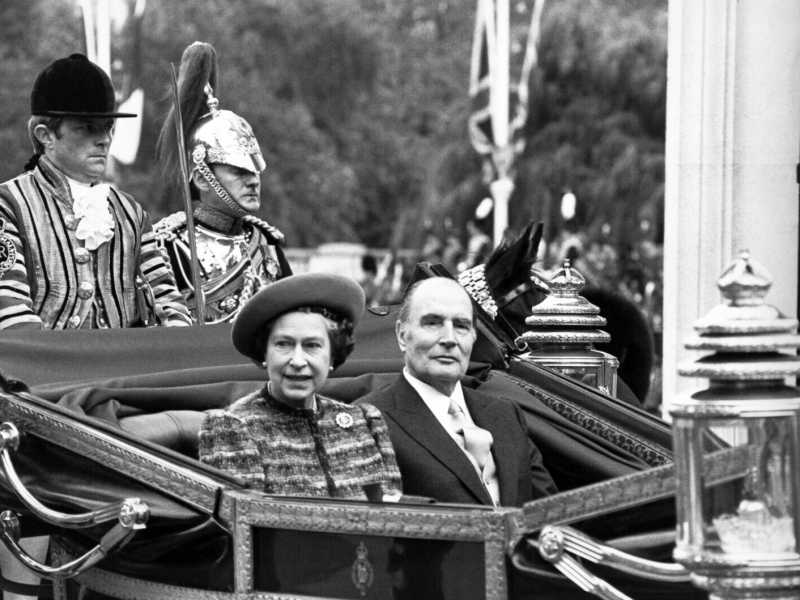 La regina Elisabetta II con il presidente francese Francois Mitterand durante una visita ufficiale a Londra (LaPresse) <br />