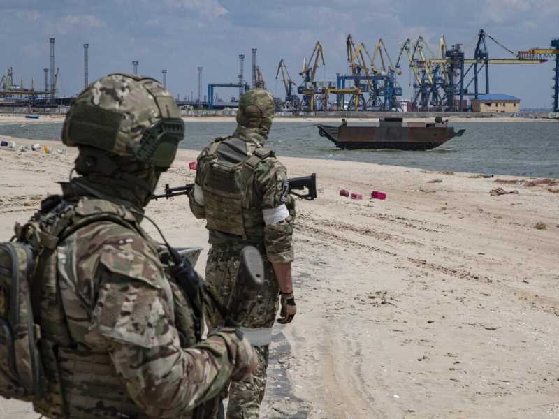 Il grano in attesa, le navi colpite, le mine e il ponte da abbattere. La guerra si decide tra le acque