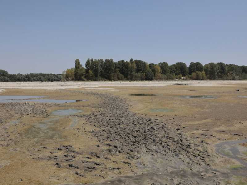 Il fiume Po in secca a Sermide, in provincia di Mantova (Ansa) <br />