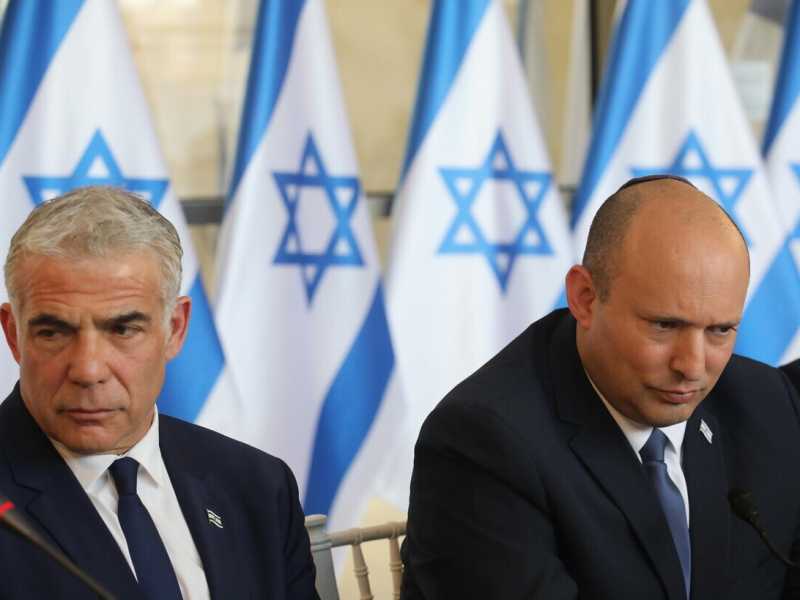 Il premier Naftali Bennett a destra e Yair Lapid, il ministro degli Esteri (Ansa)&nbsp;<br />