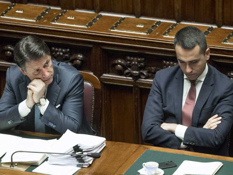 "Cacciamolo a pedate". "No, se ne andrà da solo". Il processo a Di Maio è uno psicodramma nel M5s