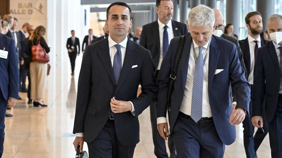 Immagine di M5s, Di Maio conta le truppe: in 30 con il ministro. "Ma prima la risoluzione"