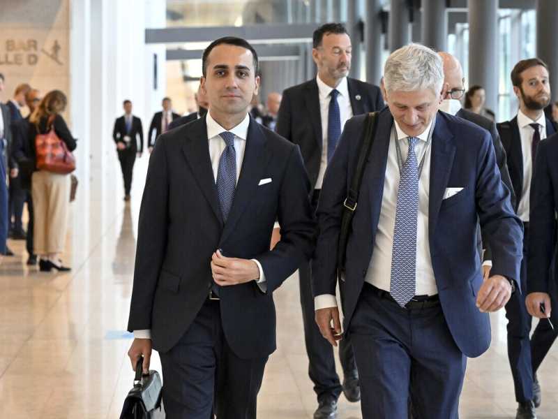 M5s, Di Maio conta le truppe: in 30 con il ministro. "Ma prima la risoluzione"