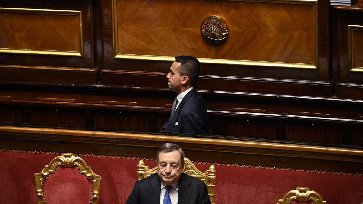 Immagine di “Cade il governo! Anzi no”. Ascelle pezzate, marachelle di Giggino e disperazione a 5 stelle