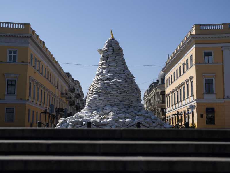Il monumento al duca di Richelieu, ricopoerto da sacchi di sabbia a Odessa (LaPresse) <br />