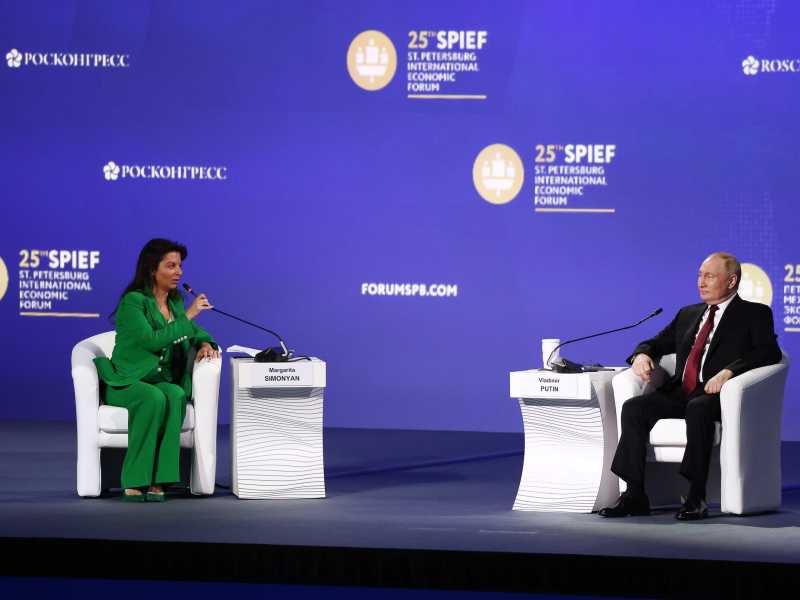 Margarita Simonyan e Vladimir Putin al Forum di San Pietroburgo (LaPresse)&nbsp;<br />