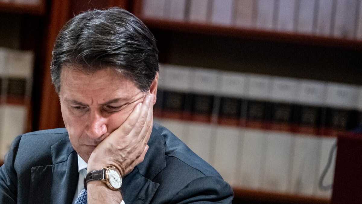 Immagine di La solitudine di Conte e le telefonate ai big: “Te ne vai anche tu?”