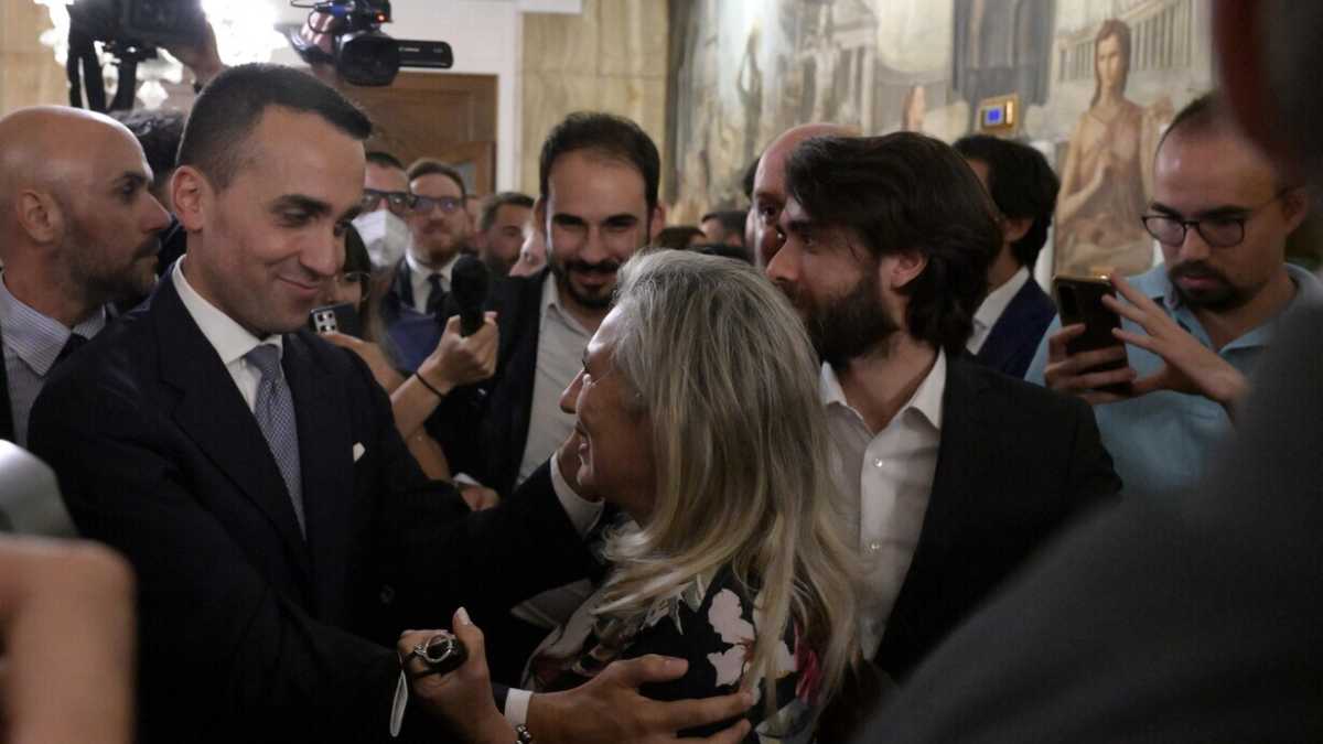 Immagine di "Meno social, più giornali e tv". Il gruppo di Di Maio si butta sui vecchi media