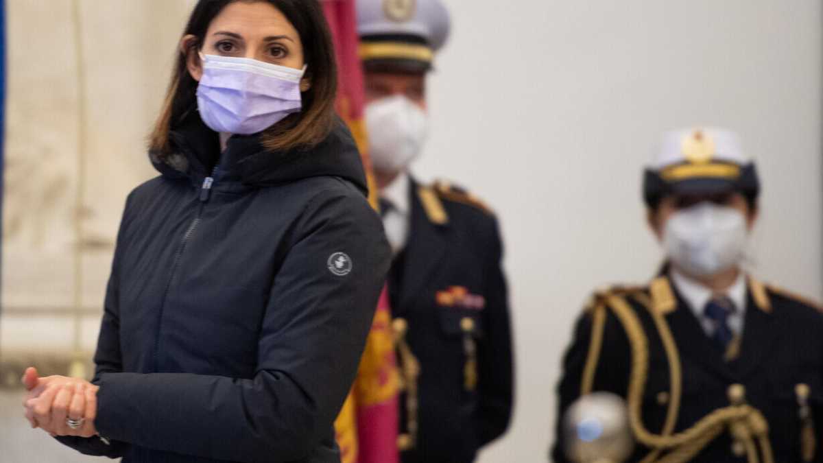 Immagine di E Raggi Che fa? Amica di Di Maio, in disaccordo con Conte, “organica” al vecchio M5s