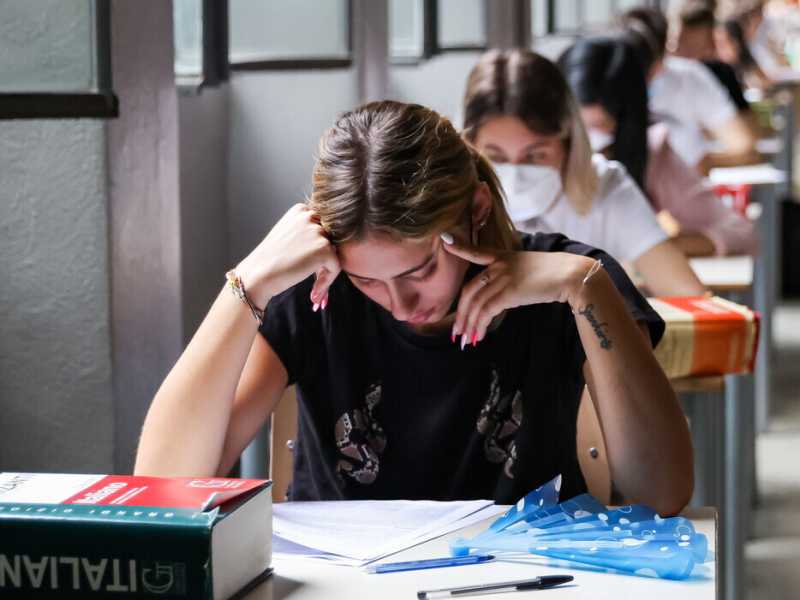 Studenti durante la prima prova di maturità (LaPresse)