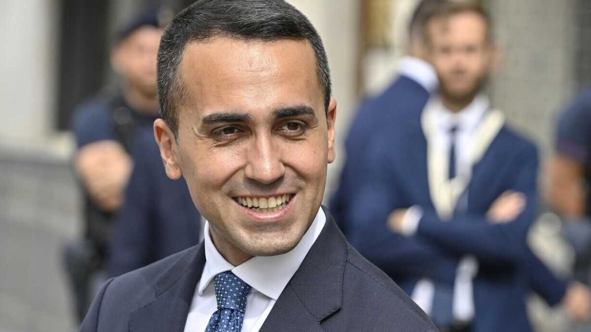 Immagine di La virtù degli imbecilli che condannano l’incoerenza di Di Maio
