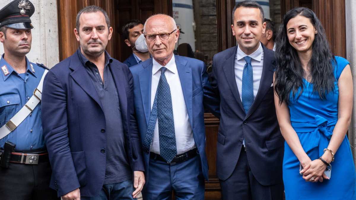 Immagine di Di Maio sceglie i suoi capigruppo e in Europa vuole andare con Renzi, Calenda e Macron