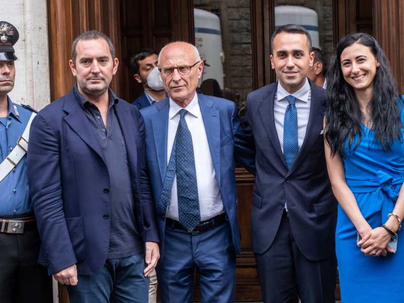 Di Maio sceglie i suoi capigruppo e in Europa vuole andare con Renzi, Calenda e Macron