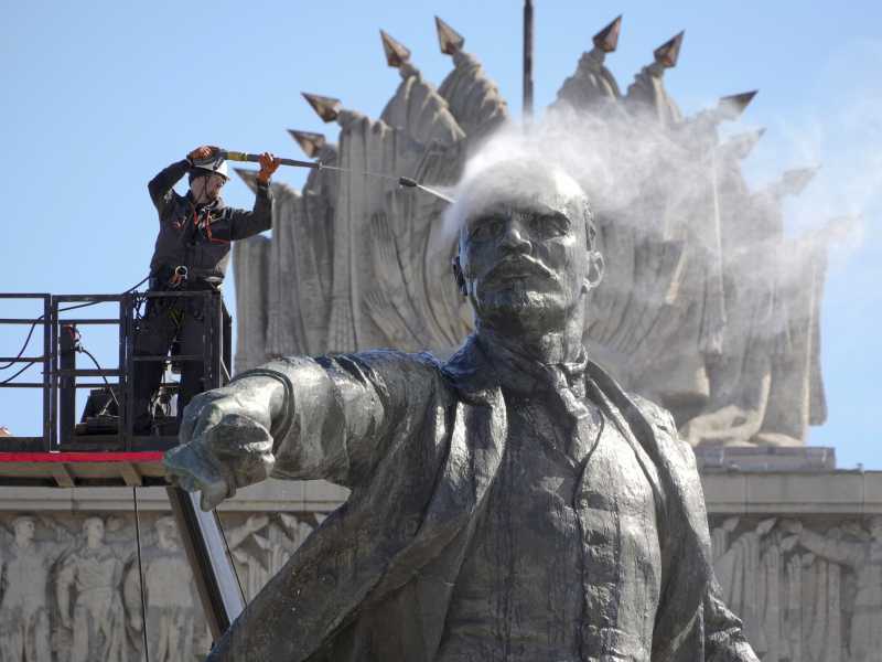 Un dipendente del Museo della scultura urbana lava una statua di Lenin alla vigilia del 152° compleanno del fondatore dell'Urss (AP Photo/Dmitri Lovetsky) <br />
