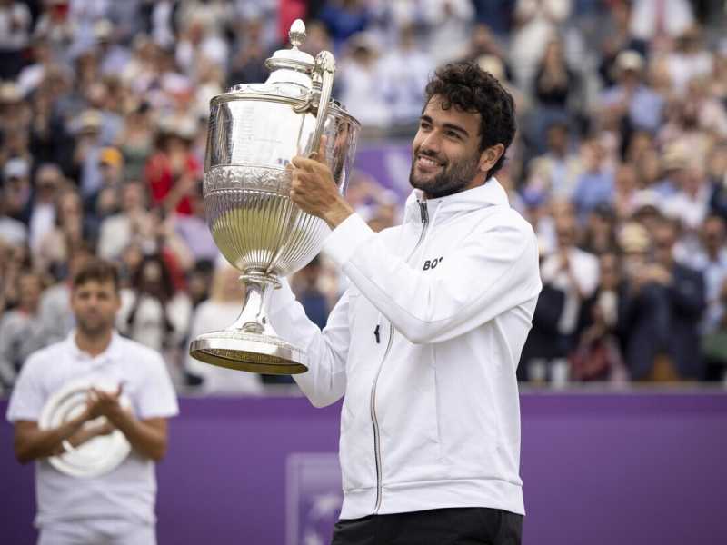 Matteo Berrettini dopo la vittoria al Queen's, per il secondo anno di fila (foto EPA)
