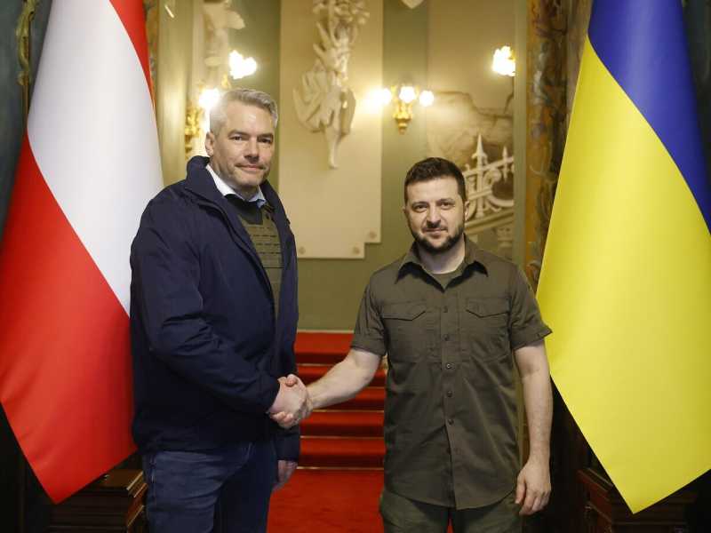 Il cancelliere austriaco Karl Nehammer in visita a Kyiv con il presidente ucraino Volodymyr Zelensky, aprile (Ansa) <br />