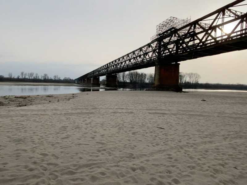 Una veduta del Po in secca al ponte della Becca (Ansa) <br />