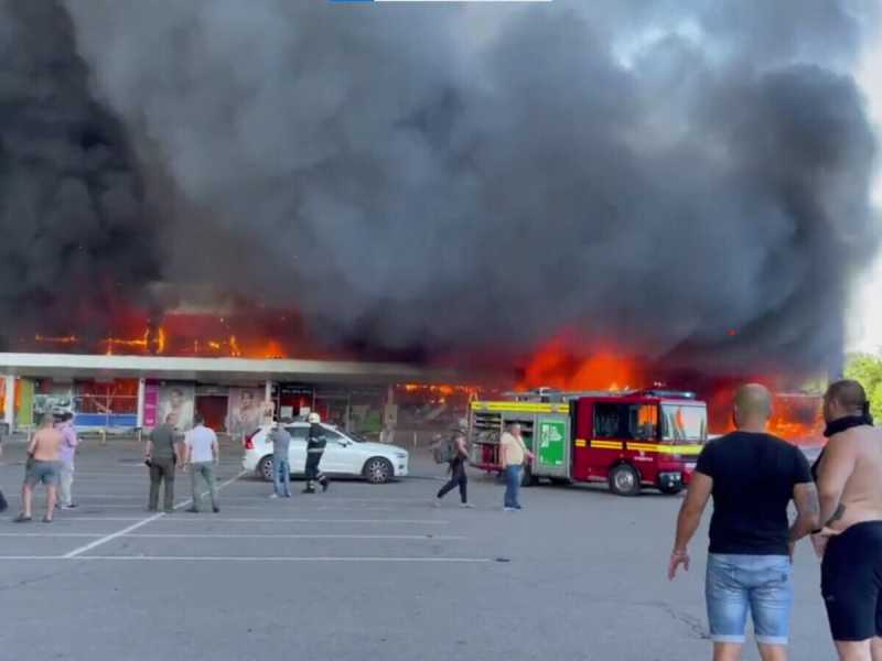 Mosca ha bombardato un centro commerciale con mille civili all'interno