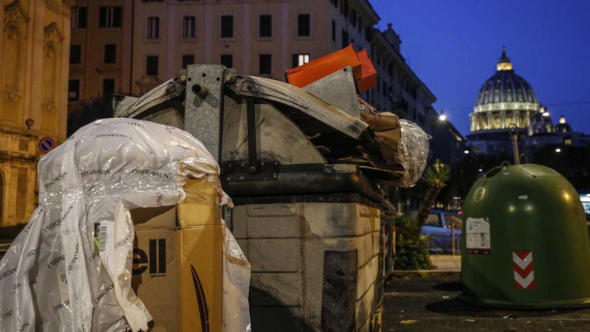 Immagine di Incendi e monnezza. Perché lo schifo di Roma riguarda anche Mario Draghi