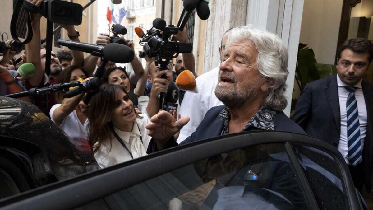 Immagine di Grillo (per ora) conferma l'appoggio a Draghi. Conte è due volte dimezzato