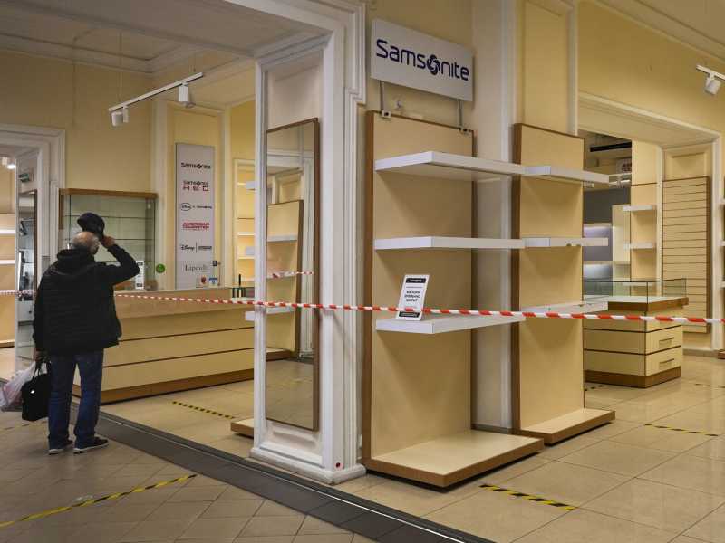 Negozi semi-vuoti in un centro commerciale di San Pietroburgo (foto Ap)