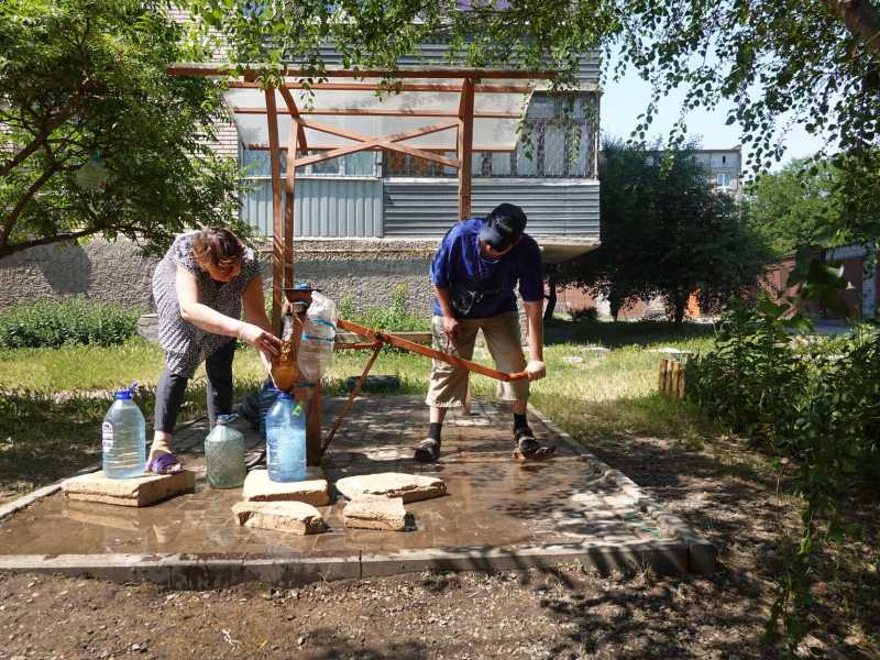 Residenti di Sloviansk pompano acqua da un pozzo pubblico il 9 giugno 2022 (Foto di Scott Olson/Getty Images)&nbsp;<br />