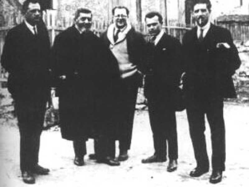 1926, De Bova, Turati, Rosselli, Pertini e Parri in Corsica dopo la fuga in motoscafo da Savona (Almanacco Socialista,1982 - Wikipedia) <br />
