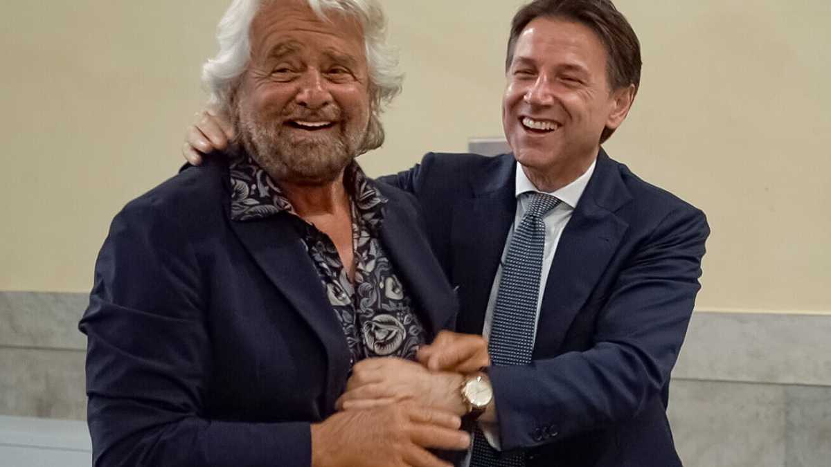 Immagine di Grillo adesso sarebbe pronto a mollare Draghi. E ribadisce il no al terzo mandato