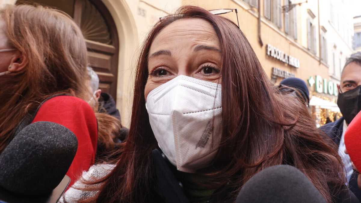 Immagine di Sui social di Taverna spunta un attacco a Grillo. Lei rimuove il post in lacrime: "Errore del mio staff"