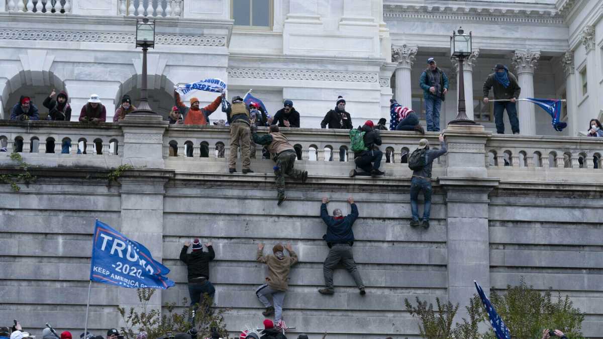 Immagine di Trump ha favorito la rivolta il 6 gennaio. Perché il suo Gabinetto non l'ha destituito?