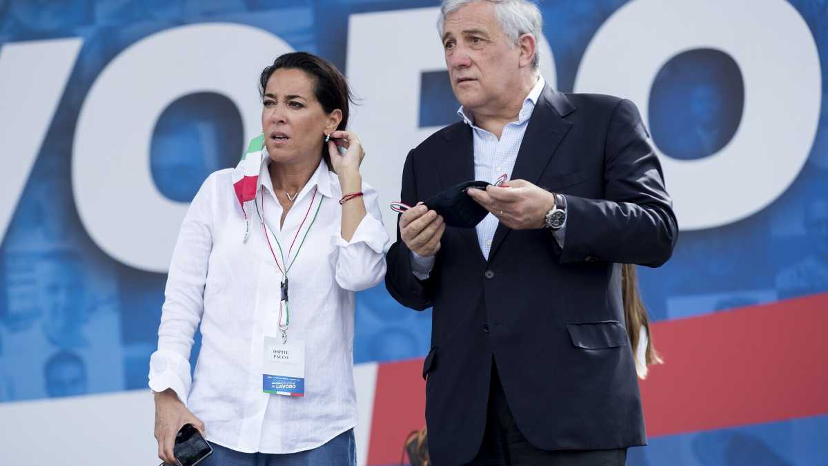 Immagine di "Basta ambizioni personali". Tajani e Ronzulli strigliano Meloni