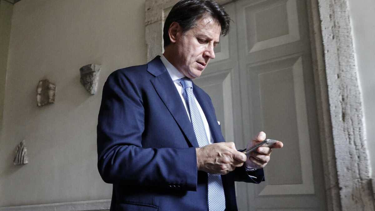 Immagine di Conte visita Mattarella e "avvicina" la crisi di governo. Anche Draghi sale al Colle