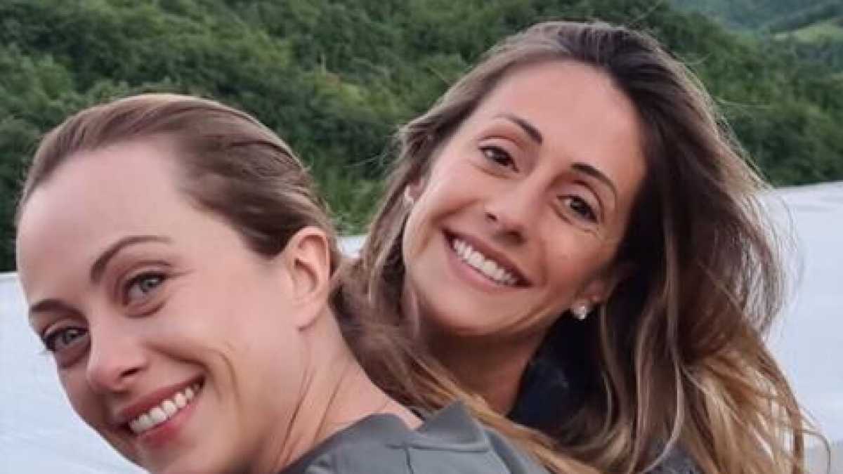 Immagine di L’infanzia con Giorgia, le parole in codice, la politica e l’amore con Lollobrigida. Parla Arianna, l’altra Meloni