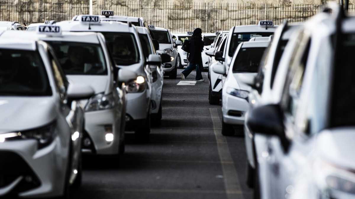 Immagine di Tassisti contro. “La via è l’accordo con Uber, no a liberalizzazioni punitive”. Intervista al capo del 3570