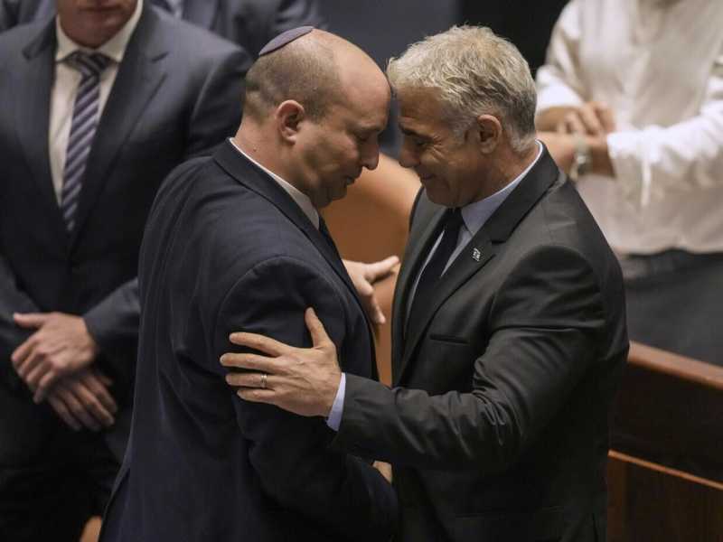 Il primo ministro israeliano Naftali Bennett, a sinistra, e il ministro degli Esteri Yair Lapid (LaPresse)<br />