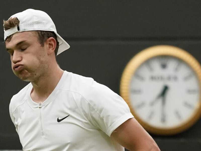 Il britannico Jack Draper  in una partita a Wimbledon, 30 giugno 2022 (foto AP/Alberto Pezzali)<br />