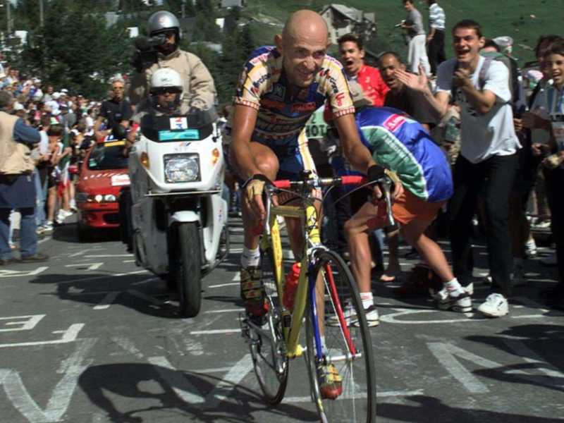 Marco Pantani sull'Alpe d'Huez al Tour de France 1997 (foto Wikimedia Commons)