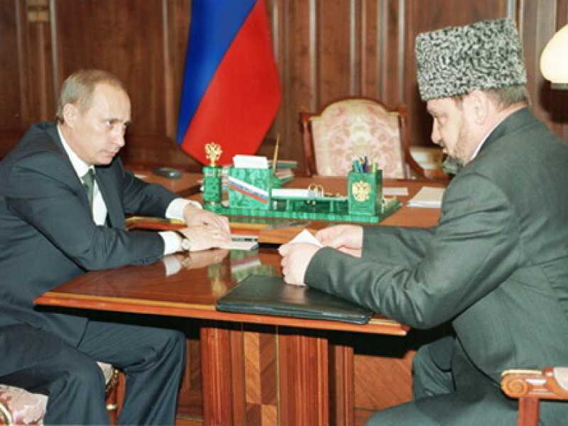 Vladimir Putin e Akhmad Kadyrov (foto da Wikimedia Commons)