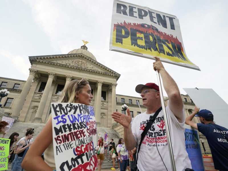 Attivisti pro choice e pro life si confrontano fuori dal Mississippi State Capitol a Jackson (LaPresse)