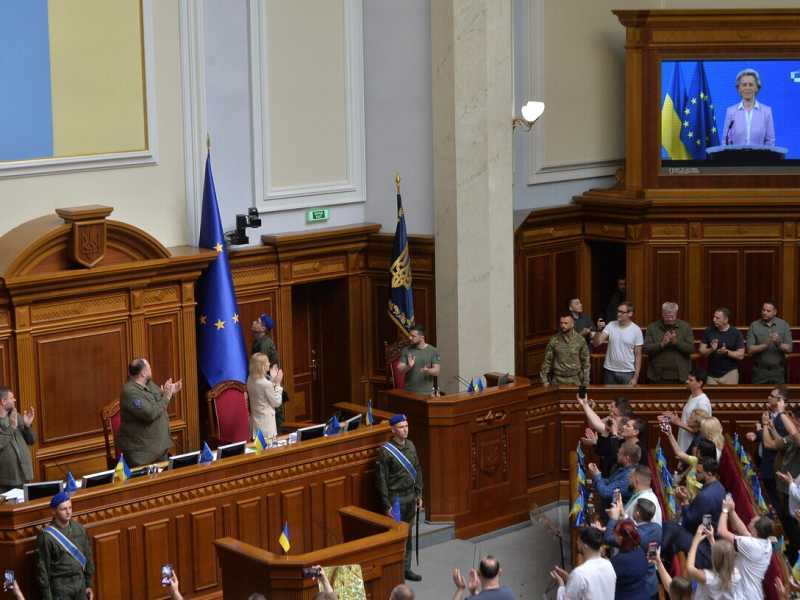 La bandiera europea a Kyiv, la volontà di vincere e la fotografia geopolitica con il filtro dell’ottimismo
