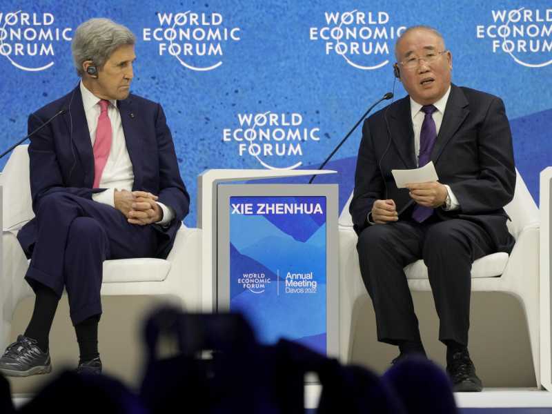John F. Kerry e Xie Zhenhua, inviati speciali per il clima di Stati Uniti e Cina, all&rsquo;ultimo meeting di Davos (foto LaPresse)&nbsp;<br />