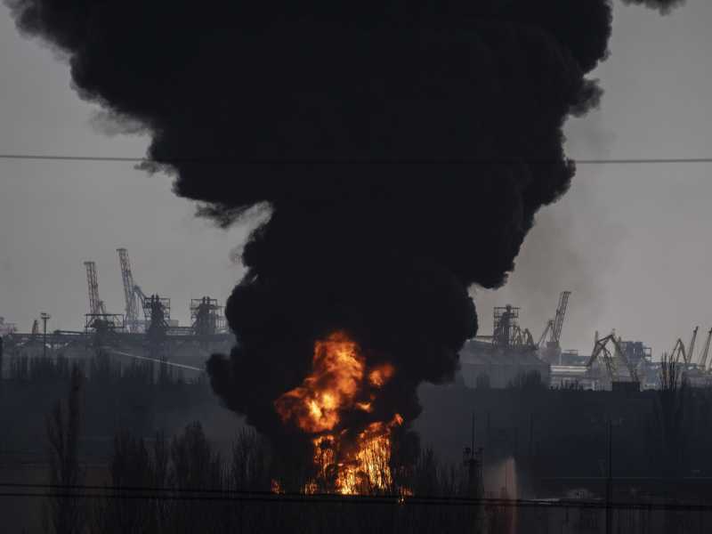 &nbsp;Una raffineria di Odessa distrutta. L&rsquo;inflazione energetica ha cominciato a mordere nel maggio 2021 (foto LaPresse)