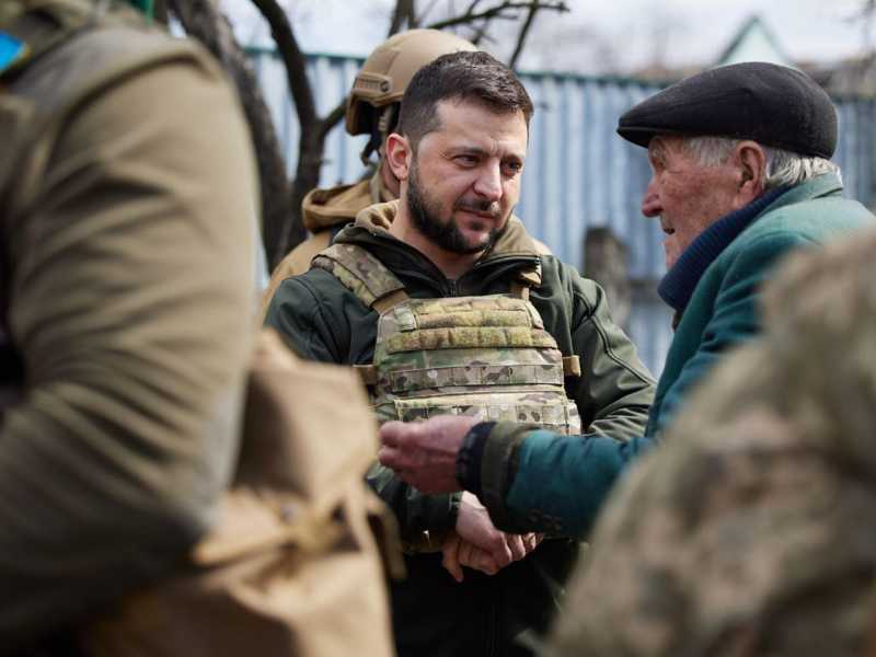 Il presidente ucraino Volodymyr Zelensky durante la visita alla citt&agrave; di Bucha (Ansa)<br />