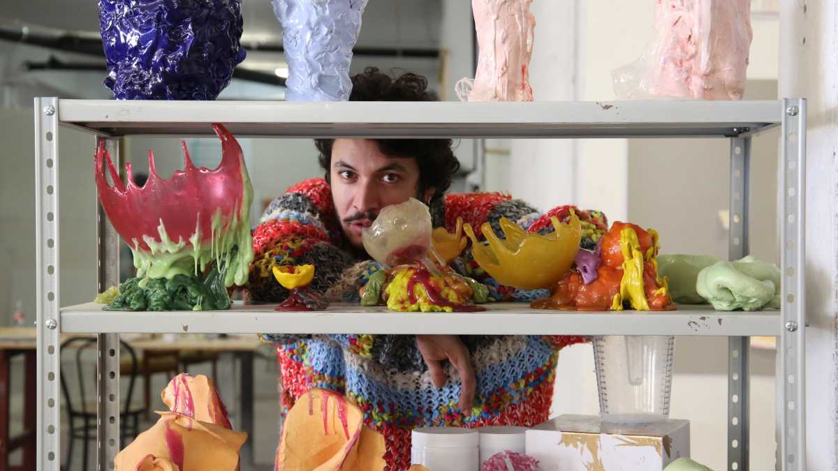 Immagine di A Centocelle una carrozzeria diventa atelier di sei artisti: "Il nostro è un mix tra Roma e l'arte internazionale"