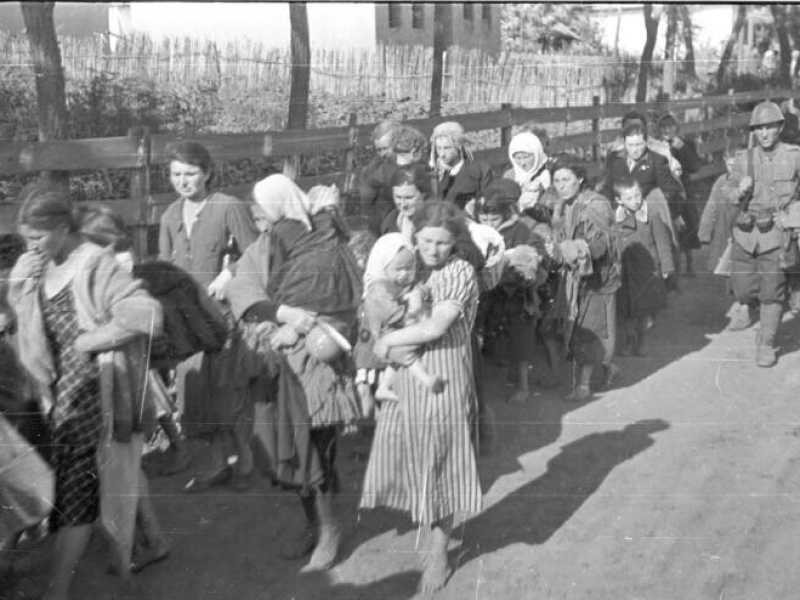 Soldati rumeni deportano gli ebrei di Odessa nel '41 (Wikipedia)&nbsp;