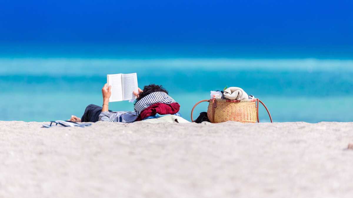 Immagine di D'estate le case editrici si illudono che il caldo trasformi gli italiani in lettori